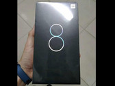 Die Glückszahl für Xiaomi ist auch auf der Verpackung des Mi 8 unübersehbar.