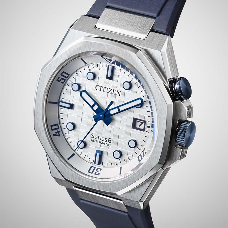 Das Zifferblatt ist mit einem strukturierten japanischen Schachbrettmuster versehen.