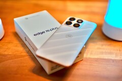 Das Motorola Edge 70 Plus bietet eine tolle Laufzeit, aber an anderer Stelle wirkt es abgespeckt.