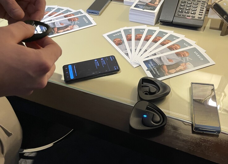 Ladeschalen mit E1 Headsets und einem V4 auf der rechten Seite. (Foto: Andreas Sebayang/Notebookcheck.com)