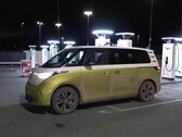 Bei 120 Stundenkilometer auf der Autobahn kommt der VW ID. Buzz im Winter nur etwas über 200 km weit (Bild: Bjørn Nyland)