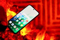 Das Xiaomi Redmi 15 5G bietet zwar ewige Laufzeiten, feuerfest ist aber natürlich nicht: Die Aufnahmen entstanden mit einem künstlichen Show-Feuer
