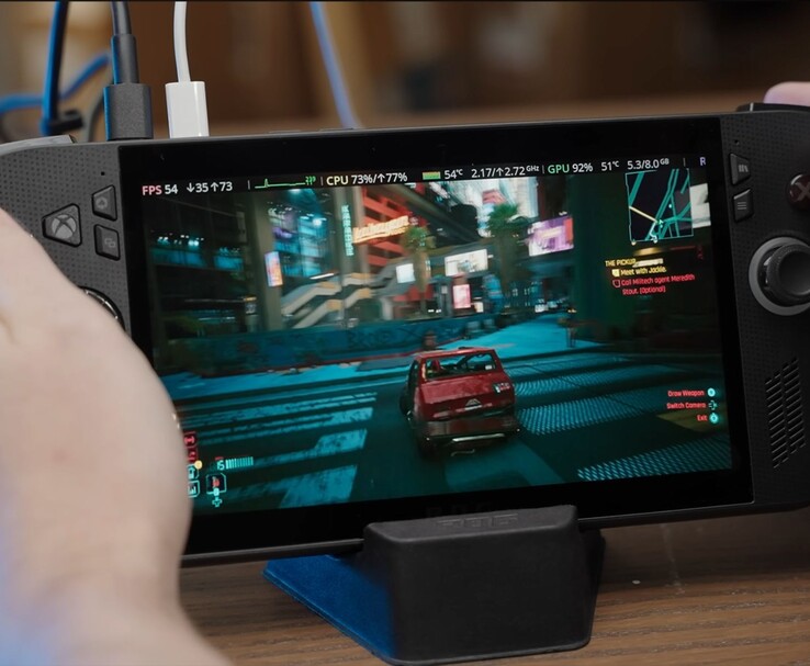 ASUS ROG Ally X mit Cyberpunk 2077. Auf dem Bildschirm werden Leistungsdaten wie FPS, CPU- und GPU-Auslastung angezeigt. (Bildquelle: Dawid Does Tech Stuff)