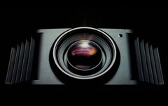 Der DLA-NX9 von JVC kann 4K-Auflösung dank E-Shift-Technologie mit 8K-Auflösung wiedergeben.