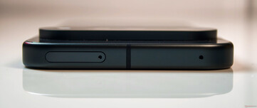 Oben: Nano-SIM-Slot, Mikrofon