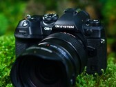 Die OM-1 Mark II verspricht eine bessere Performance, vor allem durch Software-Upgrades. (Bild: OM System)