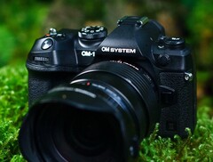 Die OM-1 Mark II verspricht eine bessere Performance, vor allem durch Software-Upgrades. (Bild: OM System)