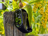 Das Xiaomi Smart Band 10 gibt es aktuell günstig (Bildquelle: Benedikt Winkel, Notebookcheck)