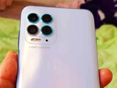 Die ersten Fotos des vermeintlichen Motorola Edge S zeigen ein recht gewöhnliches Smartphone mit 64 MP Quad-Kamera. (Bild: Weibo)