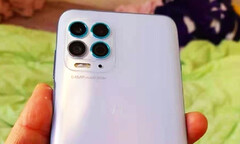 Die ersten Fotos des vermeintlichen Motorola Edge S zeigen ein recht gewöhnliches Smartphone mit 64 MP Quad-Kamera. (Bild: Weibo)