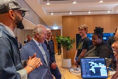 Tim Cook mit König Charles III. in der Apple-Zentrale in der Battersea Power Station