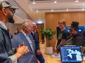 Tim Cook mit König Charles III. in der Apple-Zentrale in der Battersea Power Station
