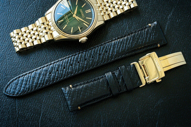 Aus diesem Blickwinkel zeigt die Seiko Presage Classic x Tradman’s Bonsai ein völlig anderes Farbspiel