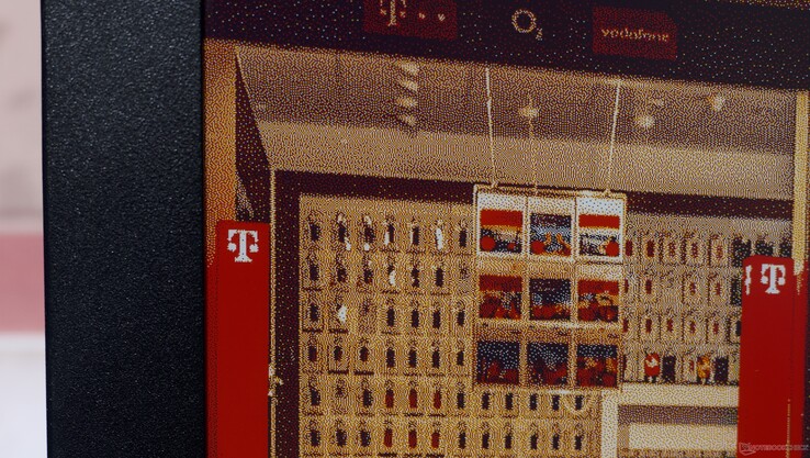 Das Display in der Nahaufnahme. Der Aufbau der Farben durch Mischungen ist deutlich erkennbar. (Foto: Andreas Sebayang/Notebookcheck.com)