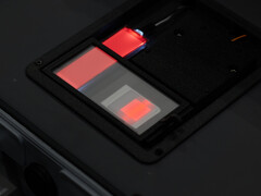 Links die LED-Belechtung, rechts die Laser-Hintergrundbeleuchtung in einer Demo. (Foto: Andreas Sebayang/Notebookcheck.com)