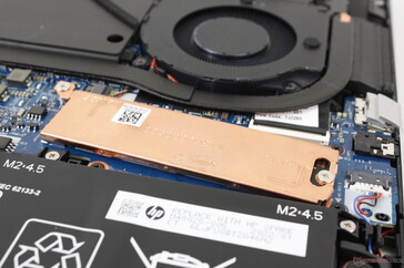 Kupfer-Wärmeleitung für nur einen der beiden M.2-PCIe4-SSD-Steckplätze