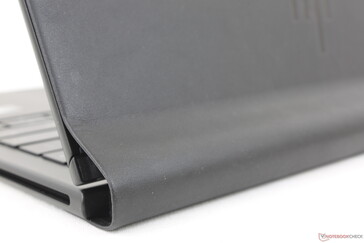 Obwohl der Deckel relativ starr wirkt, neigt das Display beim Anpassen des Öffnungswinkels dazu, leicht hin- und herzuschwingen.