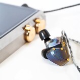 Das geflämmte Titan-Gehäuse soll jedes Paar der Moon Rover einzigartig machen. (Bild: Campfire Audio)