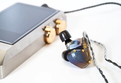 Das geflämmte Titan-Gehäuse soll jedes Paar der Moon Rover einzigartig machen. (Bild: Campfire Audio)