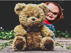 Der Teddybär „Kumma“ von FoloToy wird auf Reddit auch als „ChuckyGPT“ bezeichnet. (Bildquelle: Erik Mclean/Pexels / Alexas_Fotos/Pixabay)