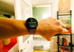 Die Samsung Galaxy Watch4 hat mit einigen Problemen zu kämpfen, seit der Google Assistant verfügbar ist. (Bild: Samsung)
