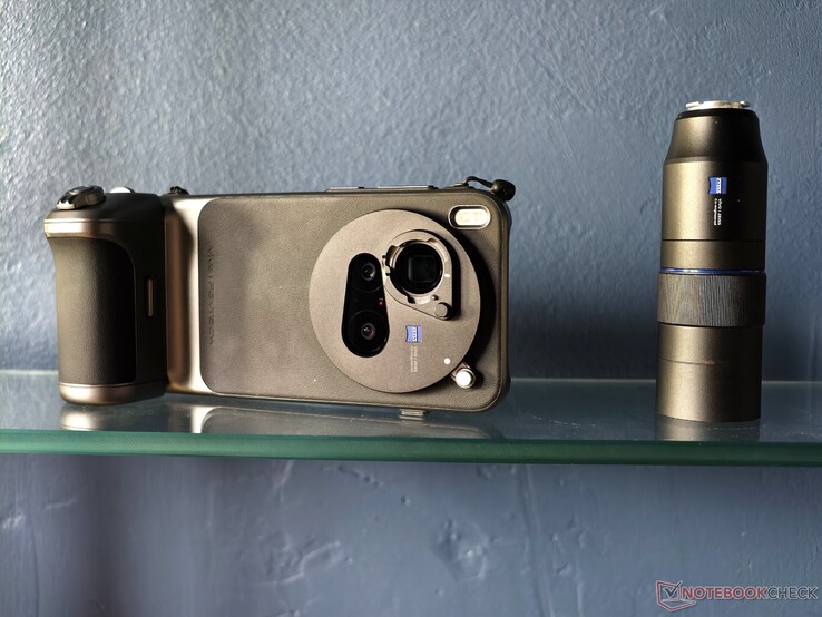 Wer das Vivo X300 Pro mit Handgriff statt mit Shortcut-Button als Kamera-Aulöser nutzt, muss es wieder um 180 Grad drehen.