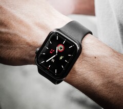Die Apple Watch ist weiterhin deutlich beliebter als die Samsung Galaxy Watch. (Bild: Klim Musalimov)