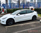 Ein Tesla Model 3 an einem Supercharger (Bildquelle: Notebookcheck)