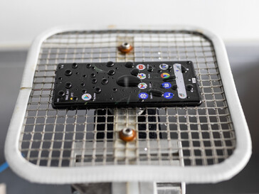 Bild: Stiftung Warentest - Den Regentest meistern viele Smartphones problemlos.