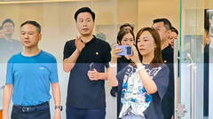 Das Xiaomi 16 Pro Max soll hier in einem Spyshot mit Zweitdisplay zu sehen sein. (Bildquelle: Sina Weibo) 