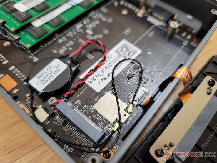 Das RealTek-WLAN-Modul befindet sich unter der M.2-SSD und kann nicht ausgetauscht werden.