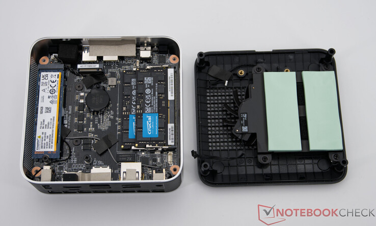 Minisforum AI X1 mit geöffneter Unterseite