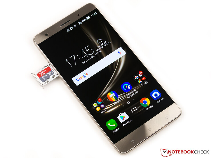 Vorderseite des ZenFone 3 Deluxe mit Kartenslot