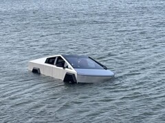 Ein Tesla Cybertruck musste nach einem missglückten Wade-Mode-Test aus dem Grapevine Lake in Texas geborgen werden.