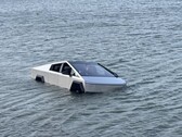 Ein Tesla Cybertruck musste nach einem missglückten Wade-Mode-Test aus dem Grapevine Lake in Texas geborgen werden.