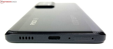 Fußseite: Lautsprecher, USB-C 2.0, Mikrofon, SIM-Fach