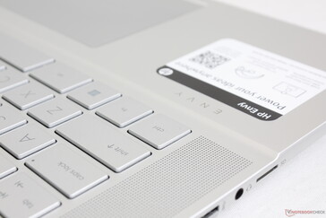 Die angehobene Handballenauflage und das Clickpad sind jetzt bis an die Ecken des Gehäuses ausgedehnt, anders als beim letztjährigen Modell