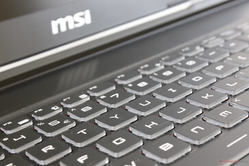 Leises Geräusch beim Tippen und festes Feedback der QWERTZ-Tasten