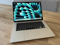 Das MacBook Air 15 M2 ist in &quot;Space Grau&quot; aktuell mit einem nennenswerten Preisnachlass erhältlich (Bild: Andreas Osthoff)