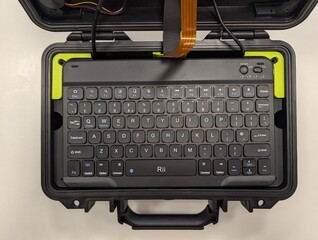 Für die Tastatur kann jedes Modell verwendet werden, das in das Gehäuse passt