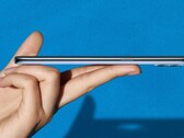Das Oppo A93 ist mit einer Dicke von 7,48 Millimeter eines der dünnsten Smartphones des Jahres. (Bild: Oppo)