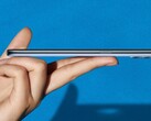 Das Oppo A93 ist mit einer Dicke von 7,48 Millimeter eines der dünnsten Smartphones des Jahres. (Bild: Oppo)