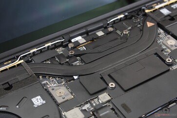 Die Kühllösung besteht aus einer einzigen großen Kupfer-Heatpipe mit zwei ~50 mm Lüftern