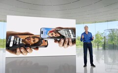 NameDrop erlaubt es, Kontakte und Dateien zu schicken, indem ein iPhone angetippt wird. (Bild: Apple)