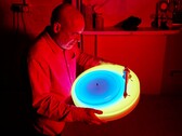 Der neueste Plattenspieler von Brian Eno ist rund, transparent und beleuchtet. (Bild: Brian Eno / Paul Stolper)