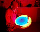 Der neueste Plattenspieler von Brian Eno ist rund, transparent und beleuchtet. (Bild: Brian Eno / Paul Stolper)