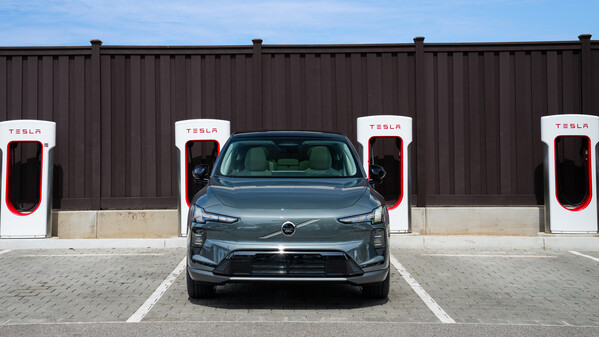 Ab dem vierten Quartal 2026 können Fahrer von vollelektrischen Volvo-Modellen wie dem kompakten EX30 mehr als 20.000 Tesla-Supercharger in ganz Europa direkt über die werkseigene Smartphone-App nutzen.