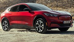 Der vollelektrische Mustang Mach-E fährt Hands Free mit Ford BlueCruise.