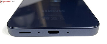 Fußseite: Lautsprecher, Mikrofon, USB-C-2.0, Mikrofon