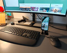 Google Pixel 10a angeschlossen an einem Monitor und mit Logitech MK880 als Eingabegeräten verbunden.